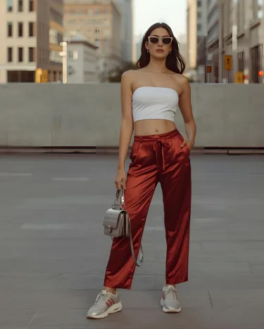 punto-aries-moda-tendencias-primavera-verano-2026-nostalgia-desmilera-2000-pantalón-tiro-bajo-satinado