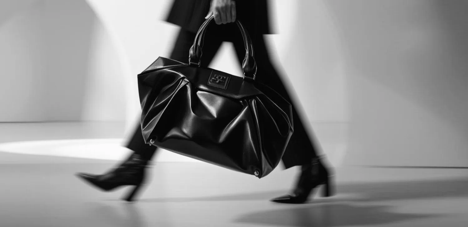 punto-aries-bolso-negro-statement-lenguaje-visual-e-identidad-bolso-statement-negro-escultórico-2025-por