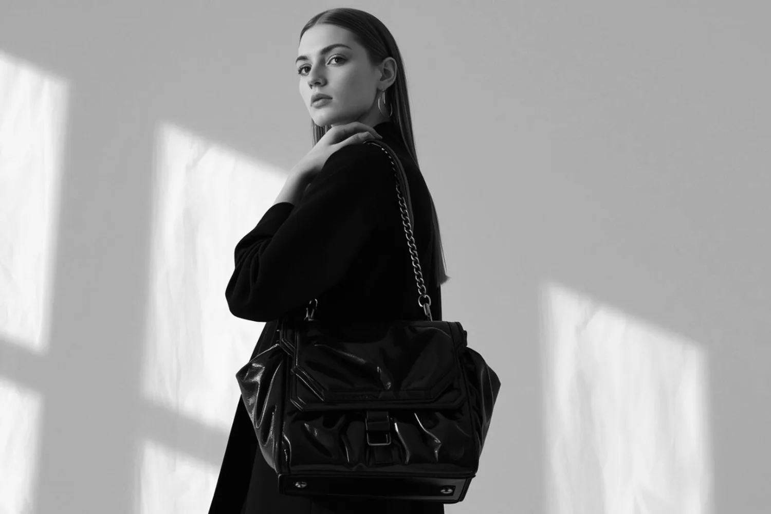 punto-aries-bolso-negro-statement-lenguaje-visual-e-identidad-bolso-statement-negro-escultórico-2025