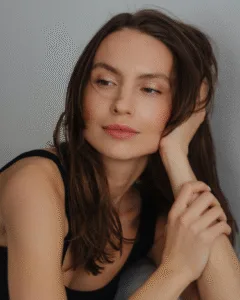 punto-aries-maquillaje-editorial-un-manifiesto- visual-sobre-la-piel-tendencias-makeup-natural-glowy