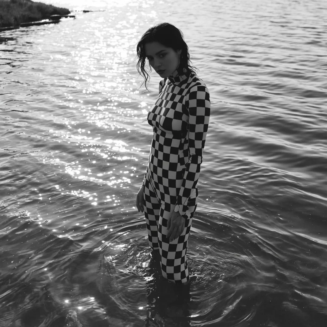 punto-aries-marketing-branding-campañas-creatividad-la-mujer-dividida-entre-agua-y-geometría-31