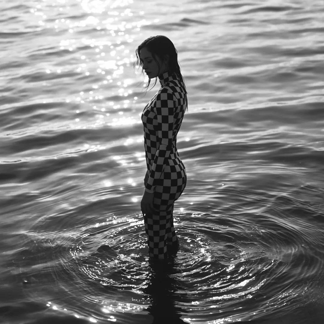 punto-aries-marketing-branding-campañas-creatividad-la-mujer-dividida-entre-agua-y-geometría-32