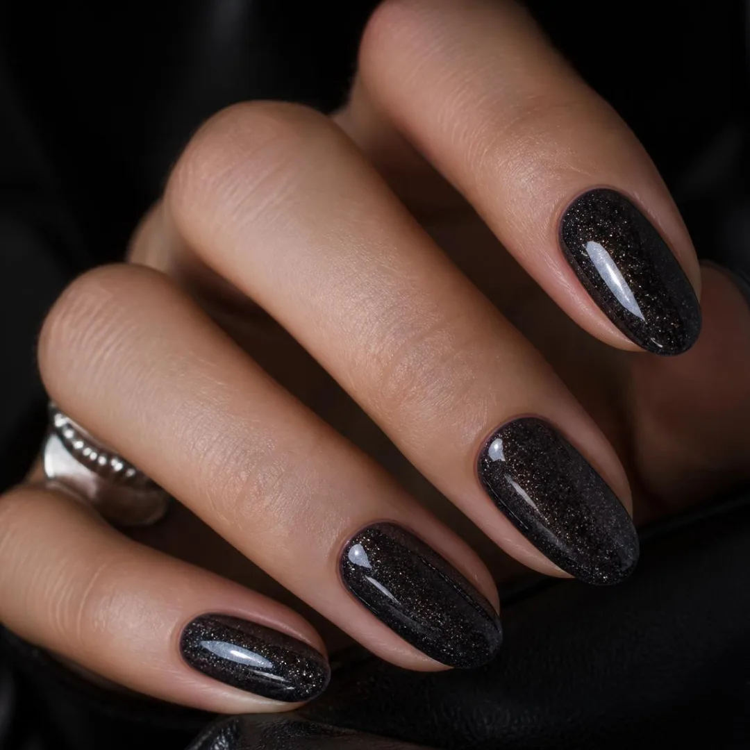 punto-aries-revista-digital-marketing-arte-nail-art -nspiration-the-high-priestess-visual-universe-stardust-black-and-micro-glitter-3
