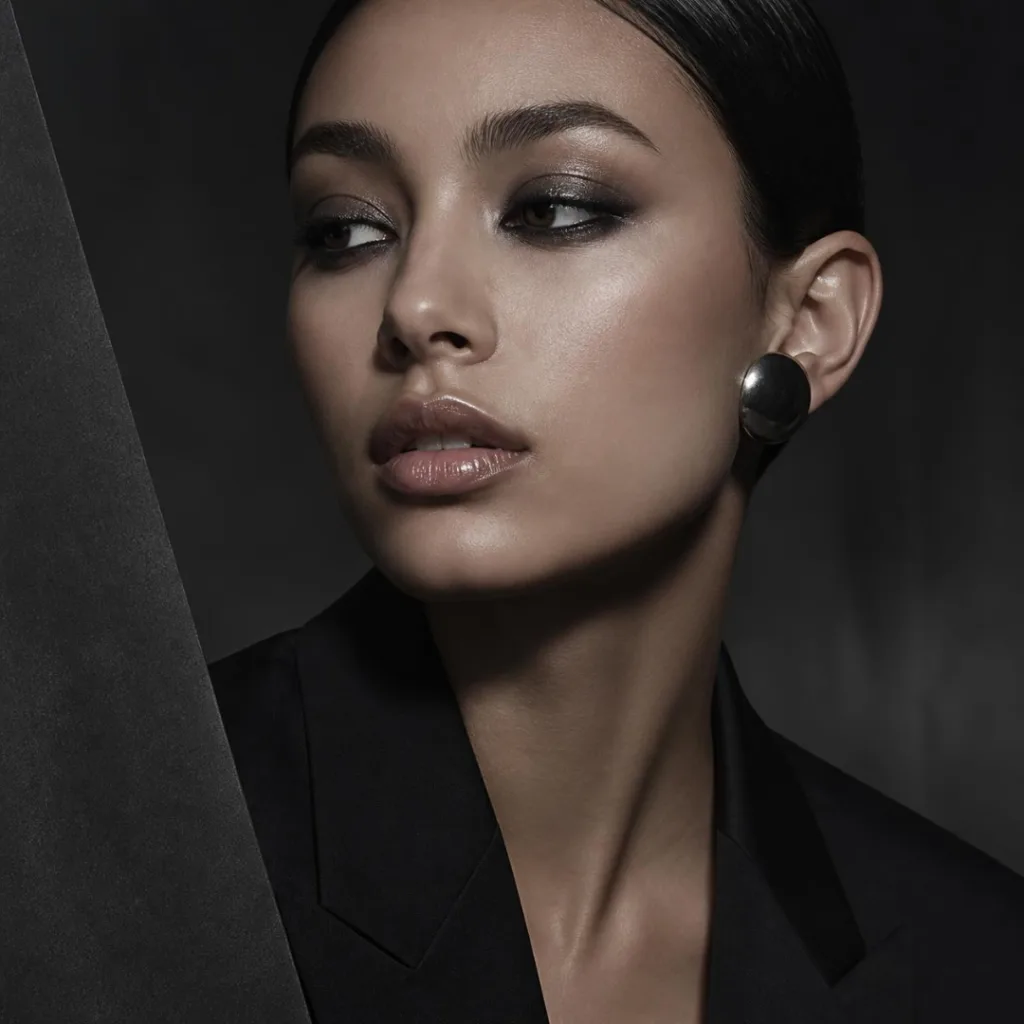 punto-aries-revista-digital-marketing-arte-the-high-priestess-a-visual-universe-of-sacred-beauty-make-up-reference-reflection-black-&-silver-2